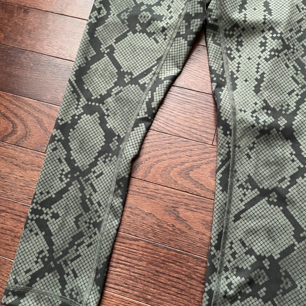 Lululemon RARE Leggings - Picture 3 of 6